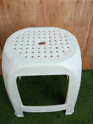 Taburete blanco de plástico