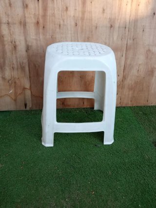 Taburete blanco de plástico
