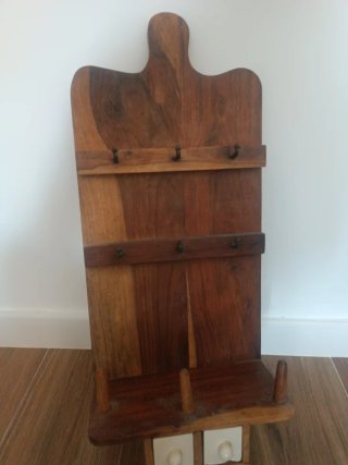 Mueble madera envejecido pared