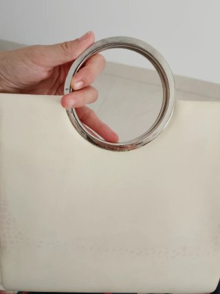 Bolso blanco con asa plateada