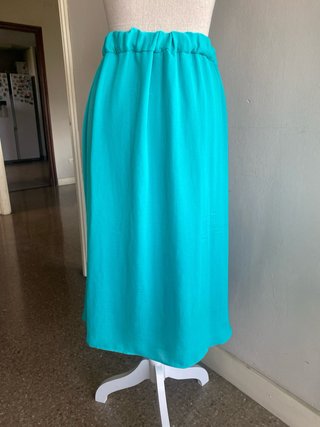 Falda verde menta, de Mango