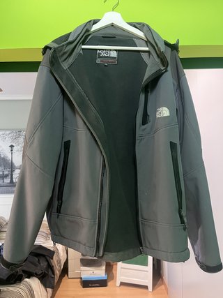 Varias prendas de cuero y Parkas