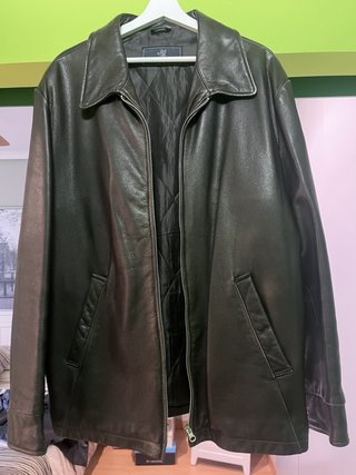 Varias prendas de cuero y Parkas