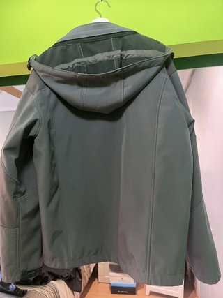 Varias prendas de cuero y Parkas