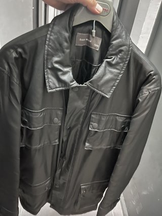 Varias prendas de cuero y Parkas