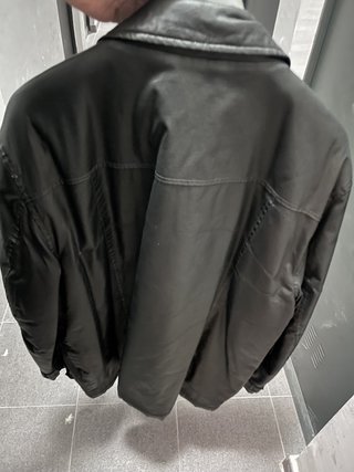 Varias prendas de cuero y Parkas