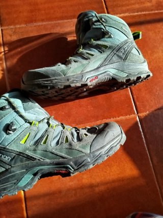 Botas de montaña Salomon grises y verdes