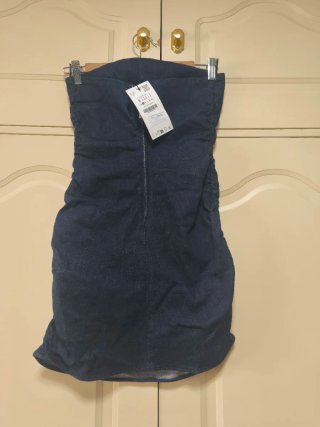 Vestido denim strapless fruncido