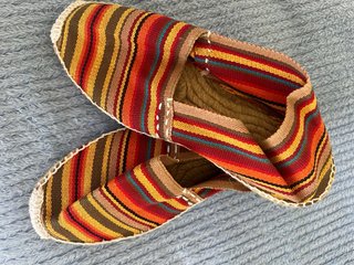 Alpargatas de rayas multicolor muy cómodas.