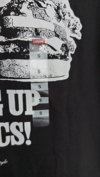 Camiseta Levi's gris Talla S Nueva con etiqueta.