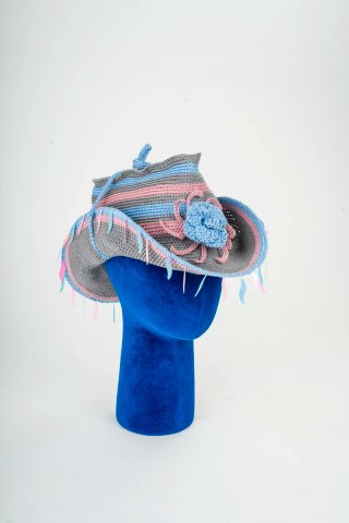 Cappello gioiello grigio, rosa, azzurro,  stile co