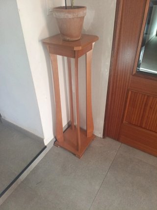 Pie de madera para maceta