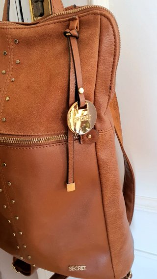Mochila marrón con tachuelas