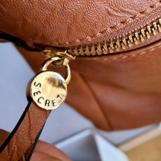 Mochila marrón con tachuelas