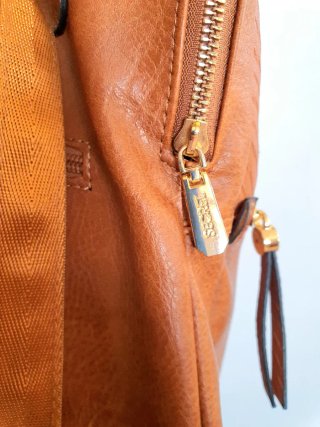 Mochila marrón con tachuelas