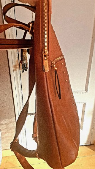Mochila marrón con tachuelas