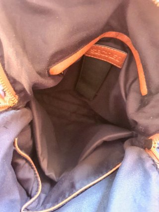 Mochila marrón con tachuelas