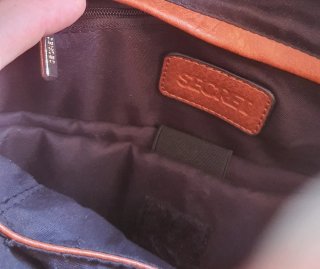 Mochila marrón con tachuelas