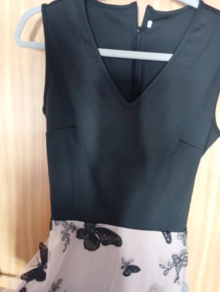 Vestido cóctel negro y beige con mariposas.