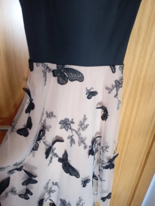 Vestido cóctel negro y beige con mariposas.