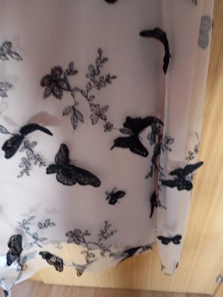 Vestido cóctel negro y beige con mariposas.