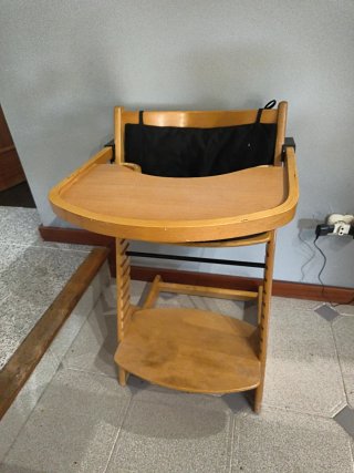 Trona evolutiva con mesa/bandeja desmontable