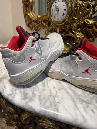Zapatillas Jordan Blancas y Rojas