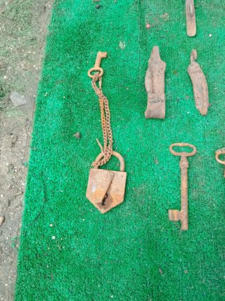 Lote antiguo candados, cerrojos y llaves