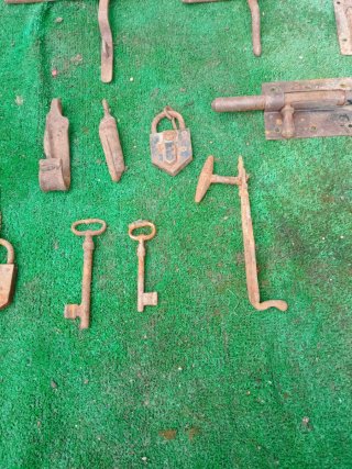 Lote antiguo candados, cerrojos y llaves