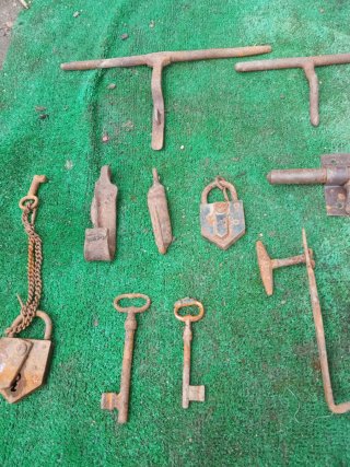 Lote antiguo candados, cerrojos y llaves