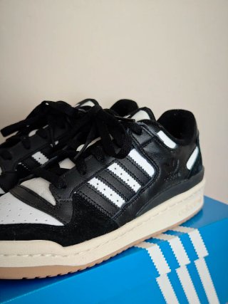 Zapatillas Adidas Forum Low Negras y Blancas