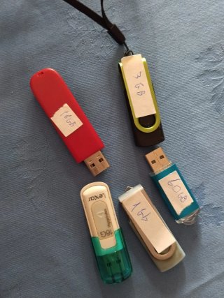 Lote 5 Pendrives: 16GB, 1GB, 60GB