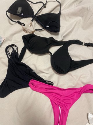 Bikini negro con detalles dorados