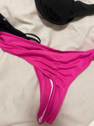 Bikini negro con detalles dorados