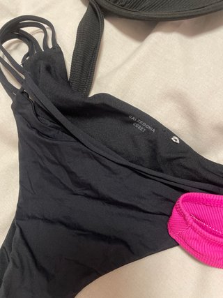 Bikini negro con detalles dorados