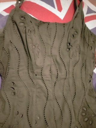 Vestido verde oliva con bordados
