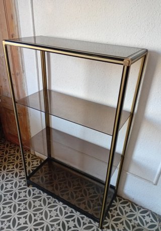 Estantería de cristal y metal dorada