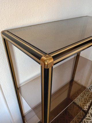 Estantería de cristal y metal dorada