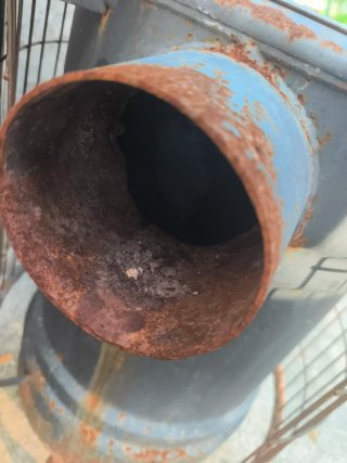 Estufa de leña metálica negra