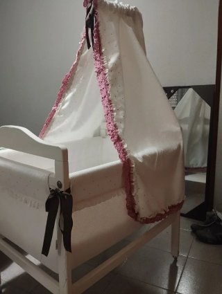 Minicuna con vestiduras hechas a mano