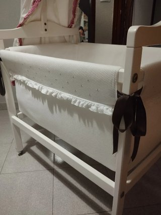 Minicuna con vestiduras hechas a mano