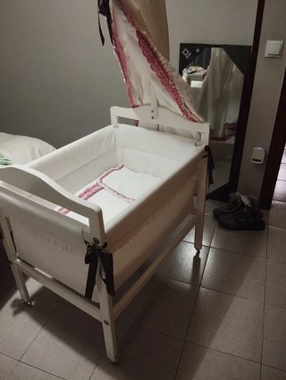 Minicuna con vestiduras hechas a mano