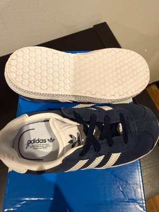 Zapatillas Adidas Gazelle Azul y Blanco talla 27.