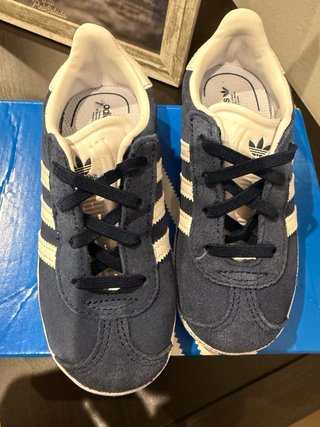 Zapatillas Adidas Gazelle Azul y Blanco talla 27.