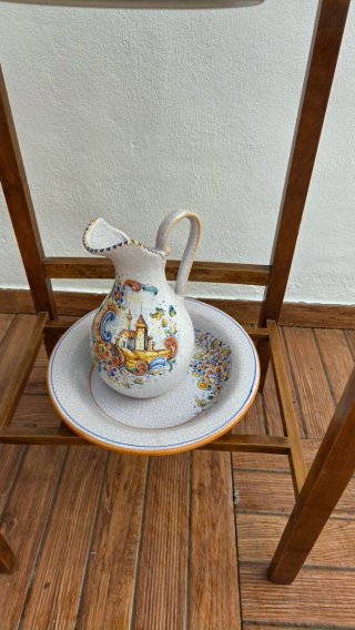 Palanganero de madera con espejo y lavabo