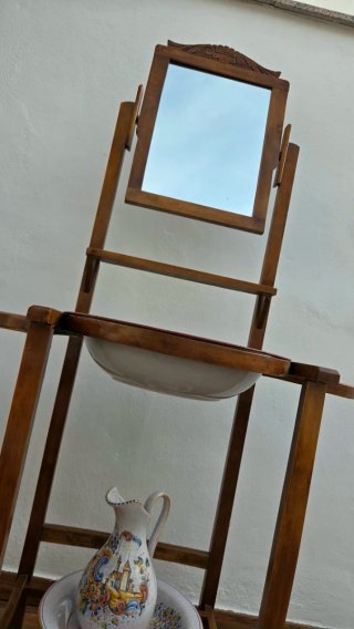 Palanganero de madera con espejo y lavabo