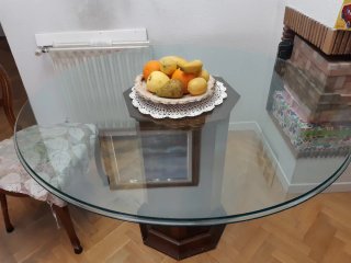 Mesa redonda de cristal y madera para salón