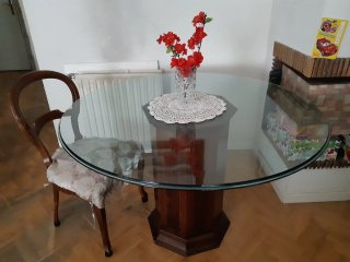 Mesa redonda de cristal y madera para salón