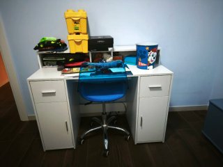 Escritorio blanco con LED