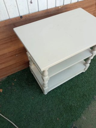 Mesa auxiliar antigua madera beige con ruedas.